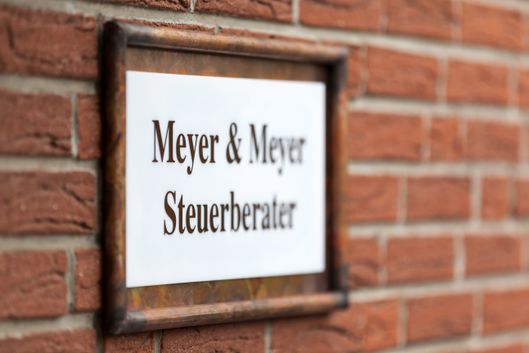 Namensschild: Meyer & Meyer Steuerberater